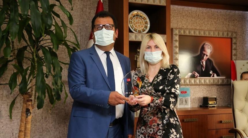 Rekt&ouml;r &Ouml;zkan&rsquo;a SivilAnT Projesine katkılarından dolayı plaket