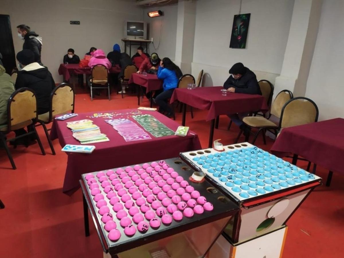 Tedbirleri hi&ccedil;e sayarak kumar oynayan 236 kişi yakalandı