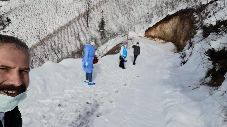 Sağlık çalışanları 2 kilometre yürüyerek, yaşlı şahsa aşı uyguladı