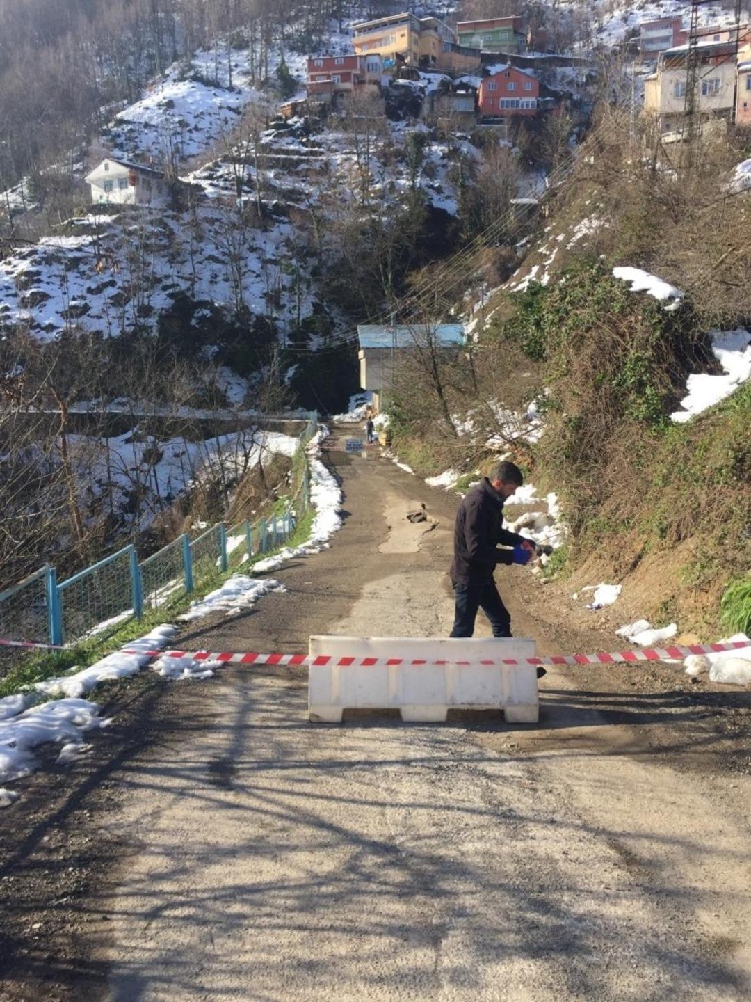 Kar yağışı ve fırtınadan zarar g&ouml;ren yol &ccedil;&ouml;kt&uuml;