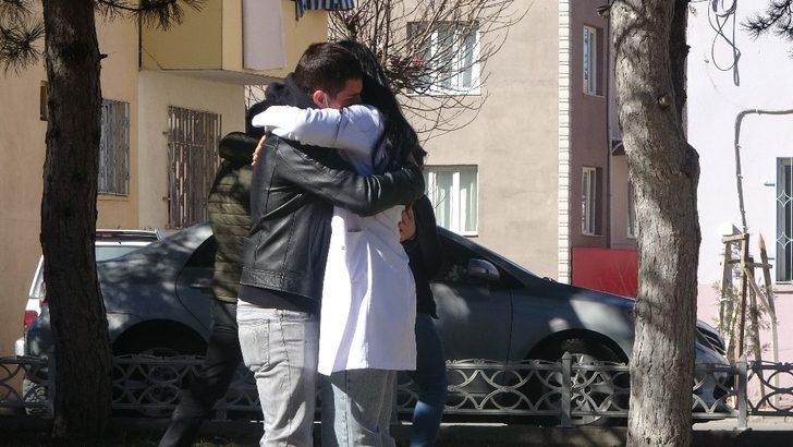 Bayılma numarasıyla hemşire sevgilisine evlilik teklifi etti G3