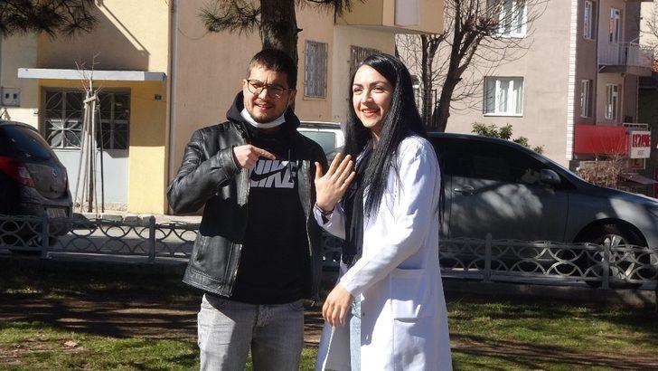 Bayılma numarasıyla hemşire sevgilisine evlilik teklifi etti G4