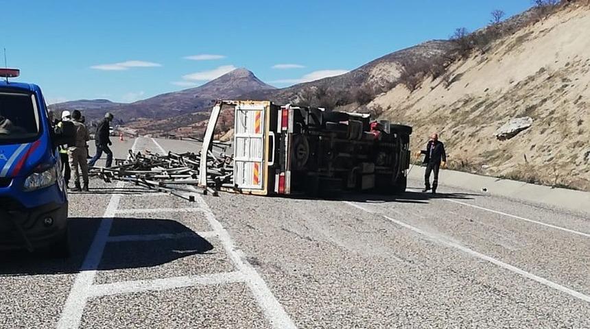 Devrilen kamyon Adıyaman-G&ouml;lbaşı yolunu trafiğe kapattı