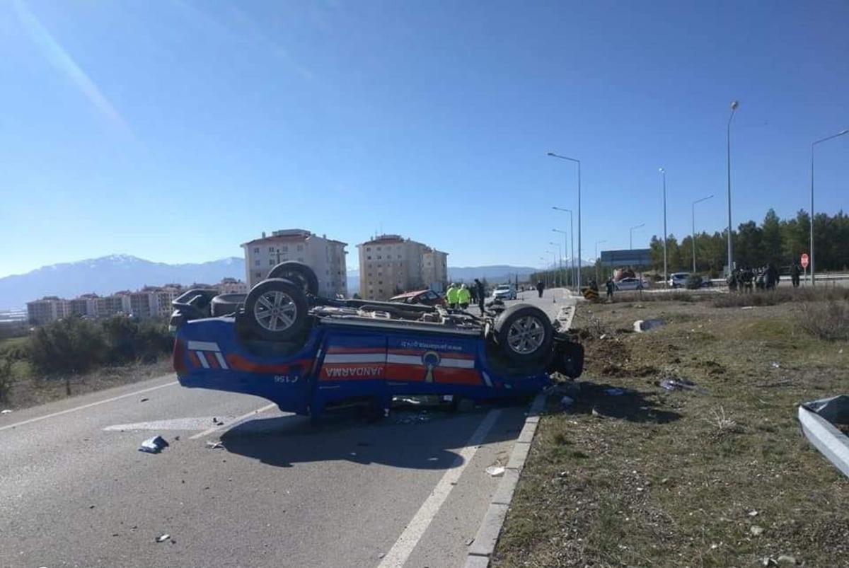Burdur&rsquo;da jandarma ekip aracı ile otomobil &ccedil;arpıştı: 4 yaralı