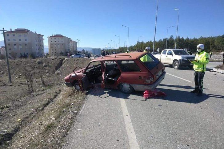 Burdur’da jandarma ekip aracı ile otomobil çarpıştı: 4 yaralı G2