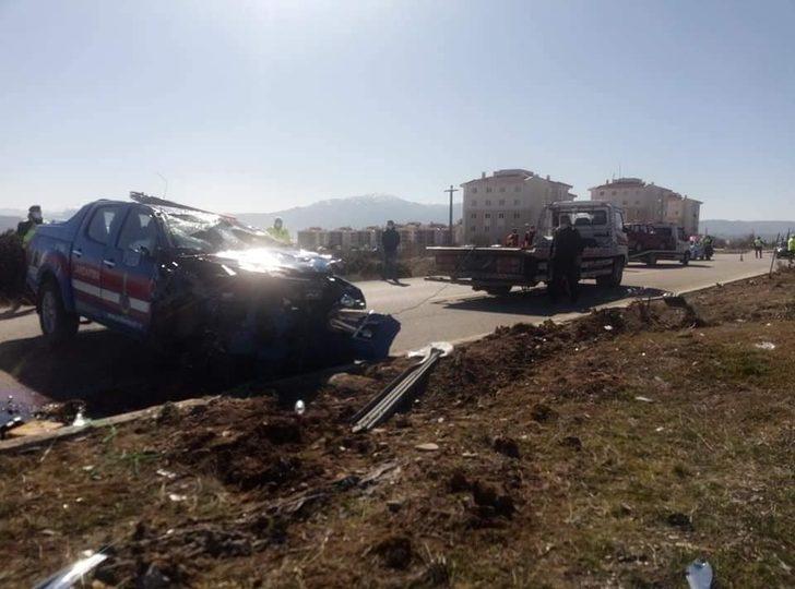 Burdur’da jandarma ekip aracı ile otomobil çarpıştı: 4 yaralı G3