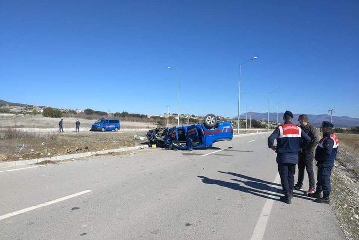Burdur’da jandarma ekip aracı ile otomobil çarpıştı: 4 yaralı G4