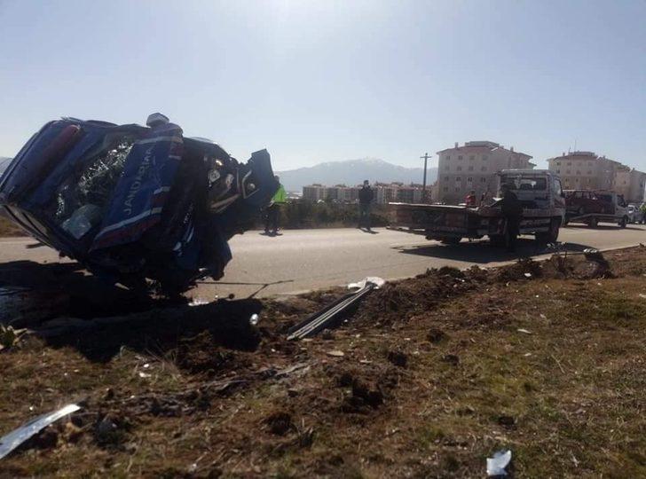 Burdur’da jandarma ekip aracı ile otomobil çarpıştı: 4 yaralı G5