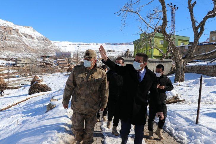 Siirt Valisi Hacıbektaşoğlu, köylerde vatandaşlarla buluştu G3