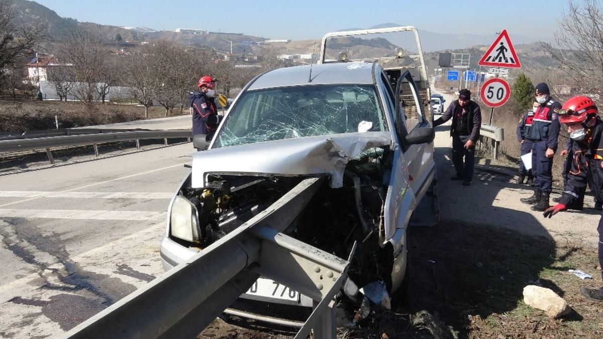 Otomobil bariyere ok gibi saplandı, s&uuml;r&uuml;c&uuml; &ouml;l&uuml;mden d&ouml;nd&uuml;
