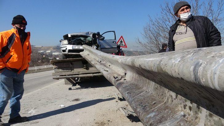 Otomobil bariyere ok gibi saplandı, sürücü ölümden döndü G2