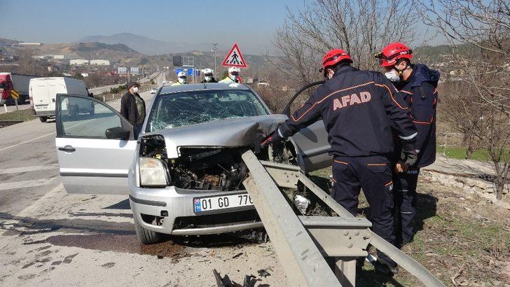 Otomobil bariyere ok gibi saplandı, sürücü ölümden döndü G4