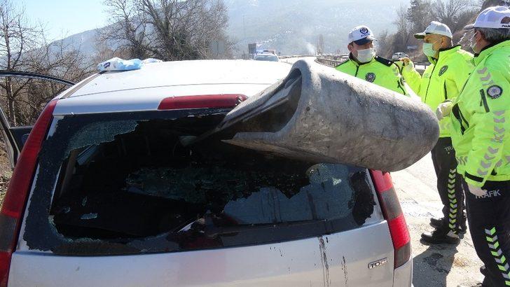 Otomobil bariyere ok gibi saplandı, sürücü ölümden döndü G5