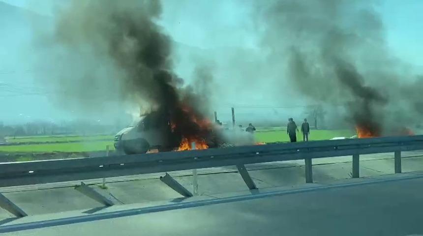 Giysi yüklü kamyonet alev alev yandı