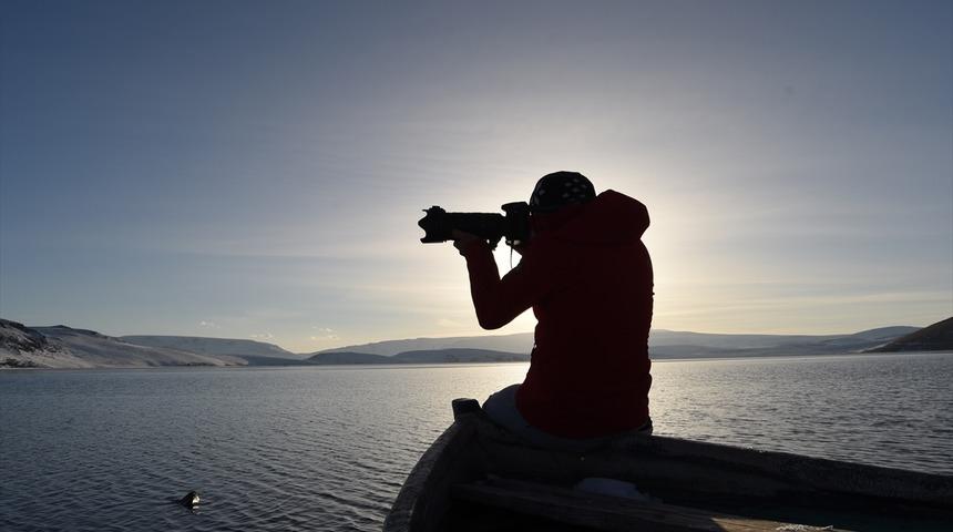 Volkanik kayaçlar üzerinde saklı! Gören telefonuna sarılıyor