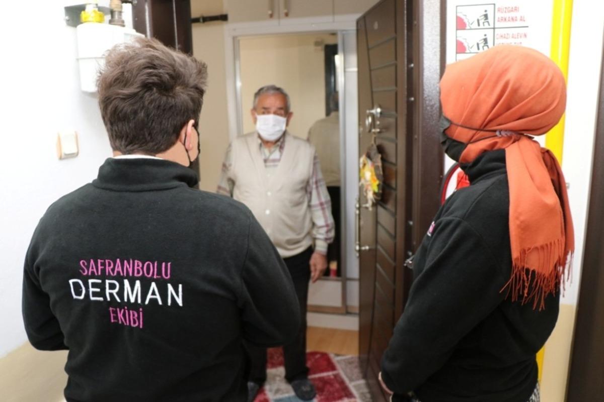 Safranbolu Belediyesi&rsquo;nin &ldquo;Derman&rdquo; ekibi vatandaşın kapısını &ccedil;alıyor
