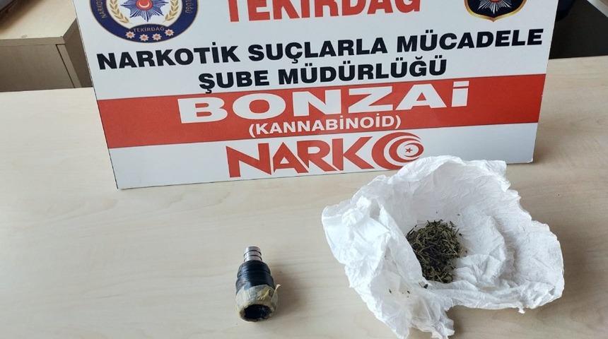 Uyuşturucu i&ccedil;me aparatı ile yakalanan ş&uuml;pheliler g&ouml;zaltına alındı