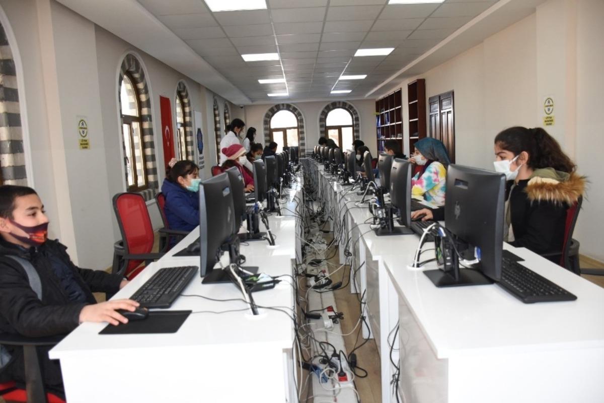 Bilgi Evinde y&uuml;z y&uuml;ze eğitimlere başlandı