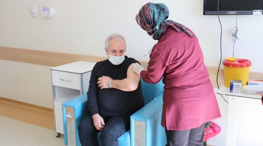 Başkan Özgan korona virüs aşısı oldu