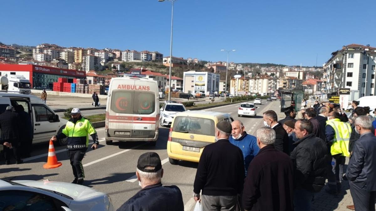 Hafif ticari aracın yaya ge&ccedil;idinde &ccedil;arptığı yaşlı kadın ağır yaralandı