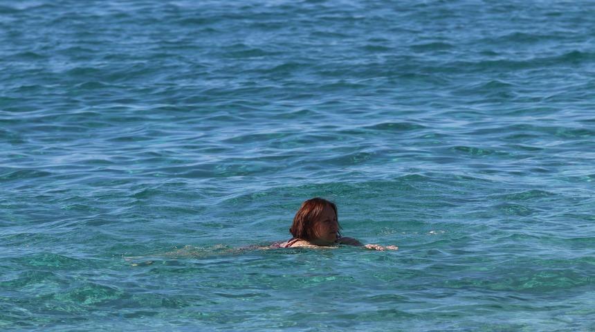 Şubat ayında yazı yaşıyorlar! Kar manzarası eşliğinde denize girip güneşlendiler! 