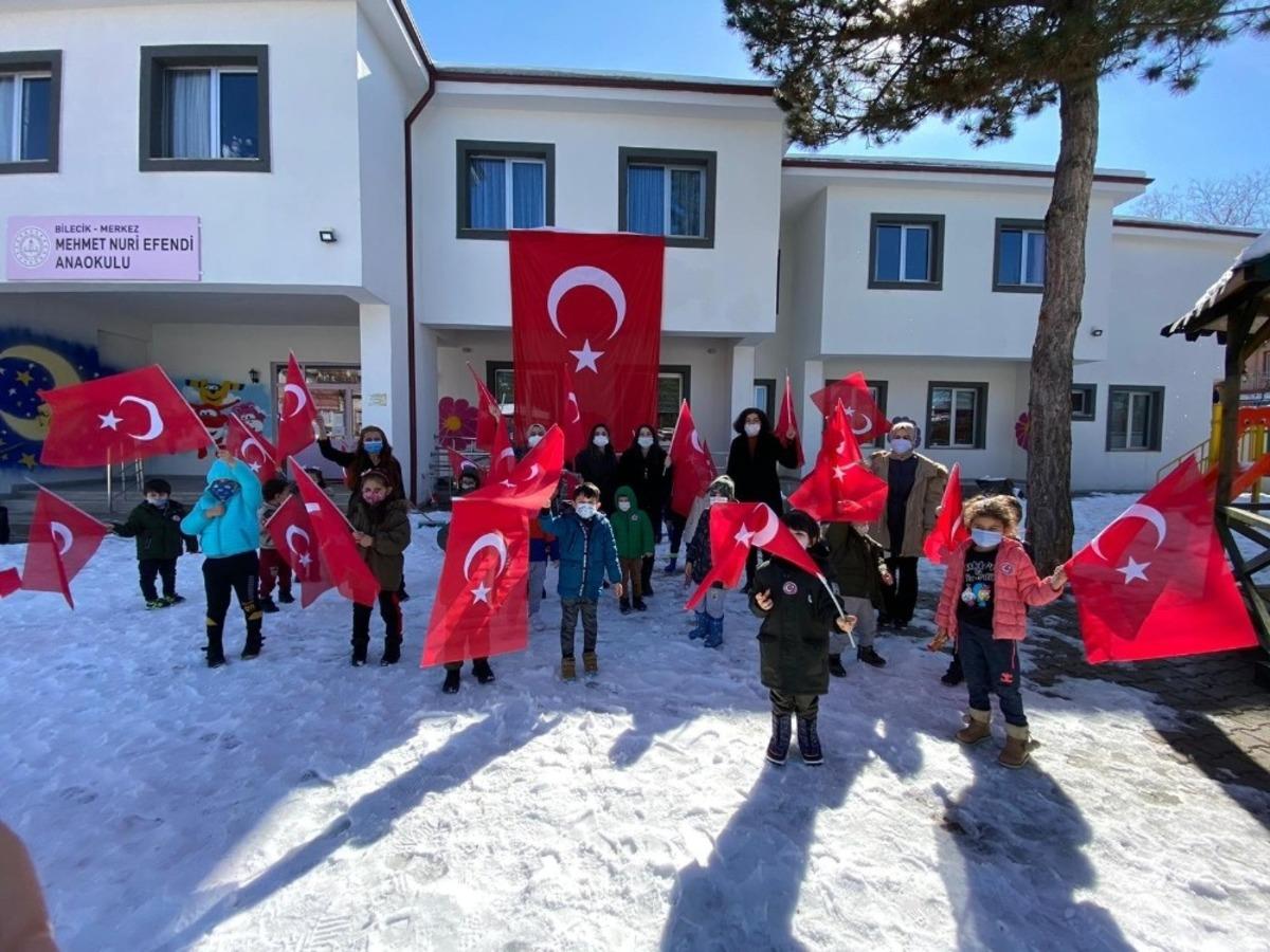 Anaokulu &ouml;ğrencileri mahalle sakinlerine T&uuml;rk bayrağı dağıttı