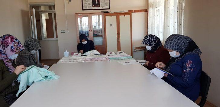 Kadınlar mesleki eğitim kursuyla altın bilezik sahibi oluyor G1