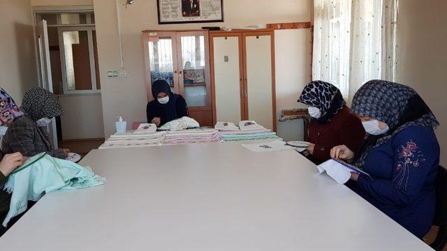 Kadınlar mesleki eğitim kursuyla altın bilezik sahibi oluyor