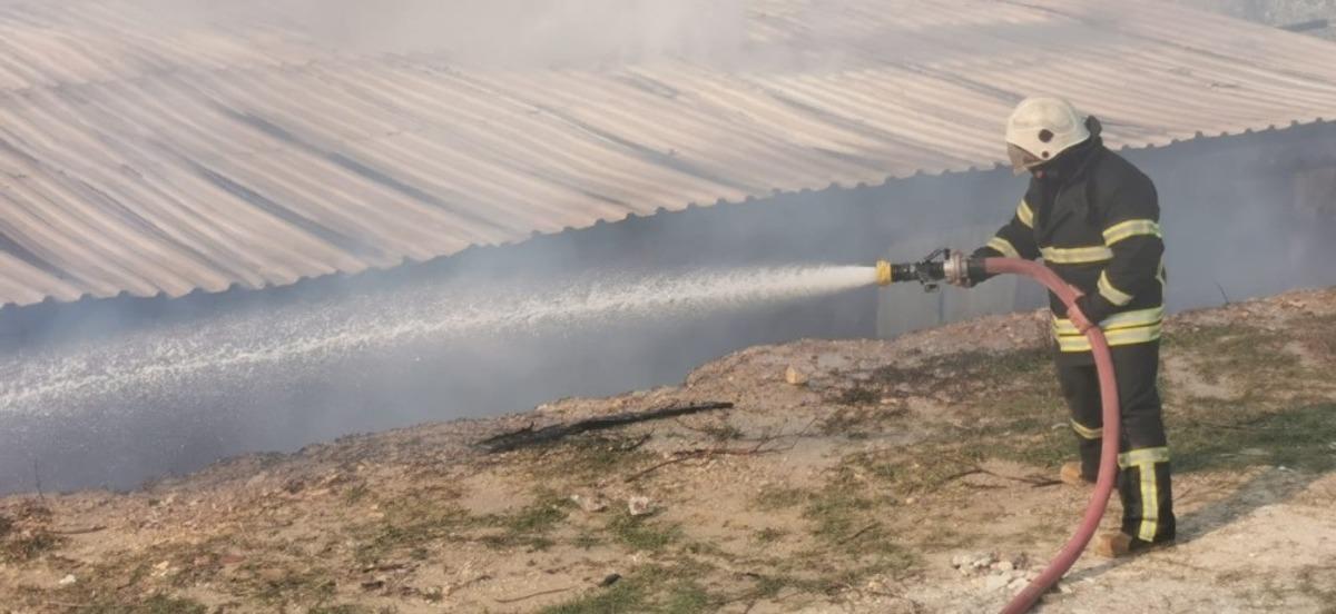Kuşadası&rsquo;nda inşaat konteynerleri alev alev yandı