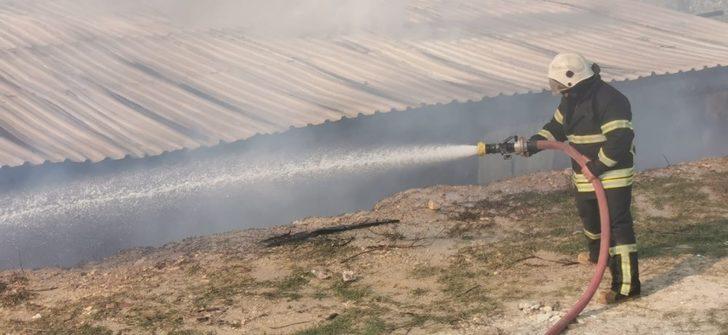 Kuşadası’nda inşaat konteynerleri alev alev yandı G1