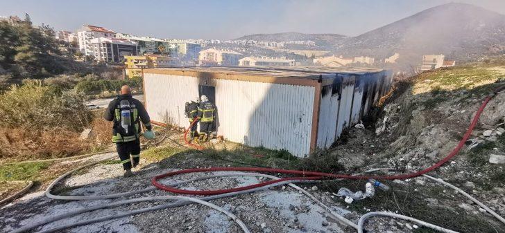 Kuşadası’nda inşaat konteynerleri alev alev yandı G2