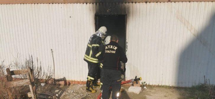 Kuşadası’nda inşaat konteynerleri alev alev yandı G3