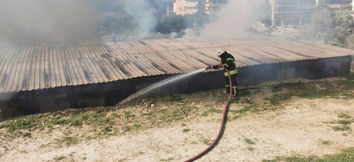 Kuşadası’nda inşaat konteynerleri alev alev yandı G4