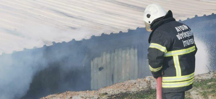 Kuşadası’nda inşaat konteynerleri alev alev yandı G5