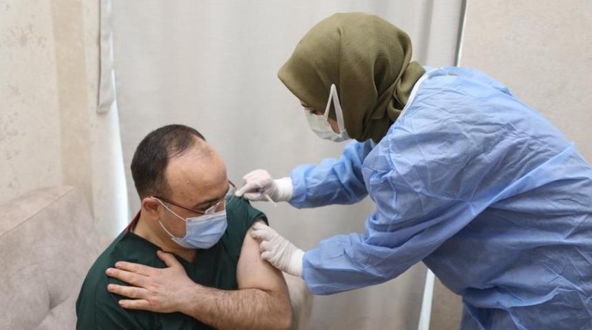 Vali Erkaya Yırık koronavir&uuml;s aşısı oldu