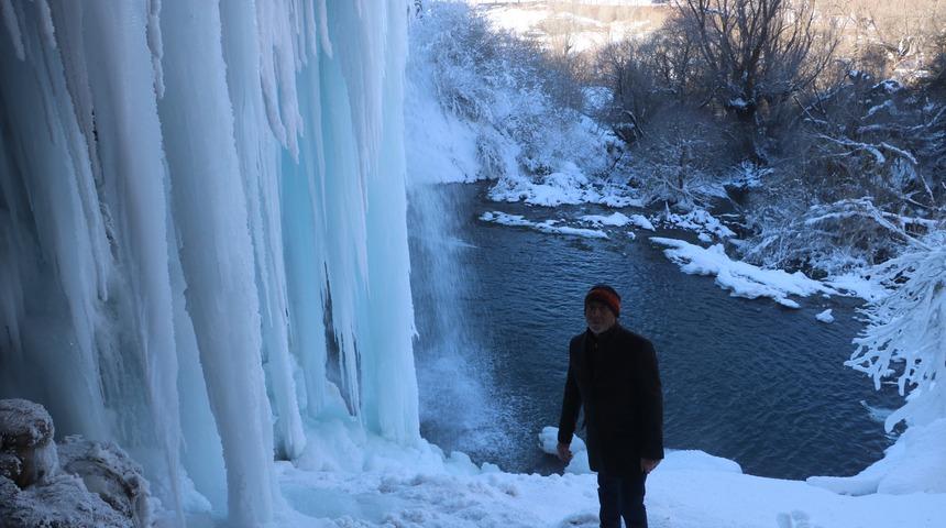 Sibirya soğukları şelaleyi dondurdu! Gören telefona sarıldı