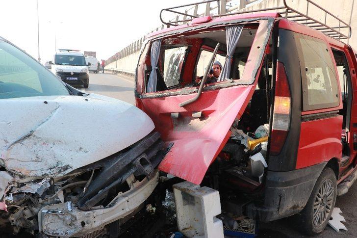 D-100’de 2 hafif ticari araç çarpıştı: 1’i ağır 2 yaralı G2