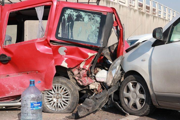 D-100’de 2 hafif ticari araç çarpıştı: 1’i ağır 2 yaralı G3