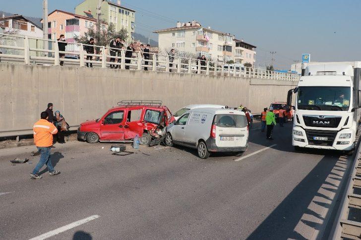 D-100’de 2 hafif ticari araç çarpıştı: 1’i ağır 2 yaralı G5