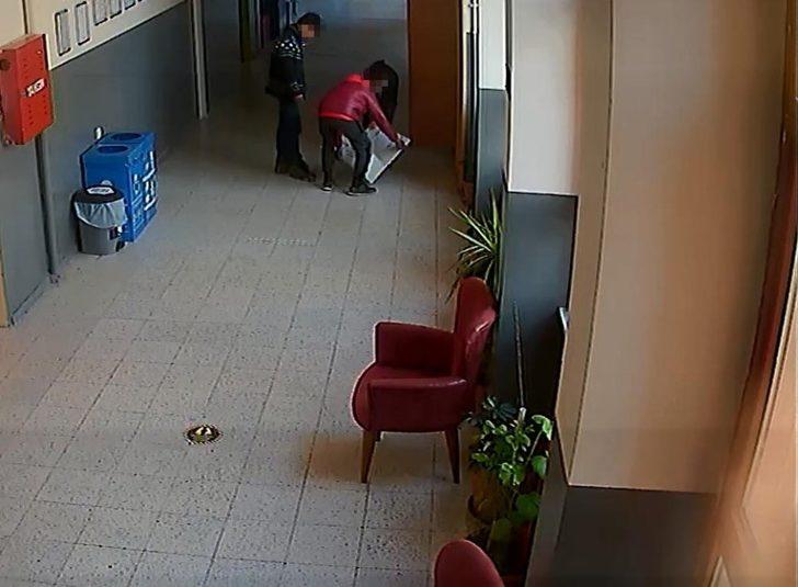 Okulda saklanan 3 çocuk, paraları alıp örümcek adam gibi kaçtı G1