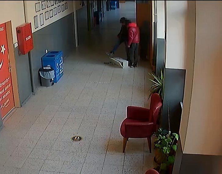 Okulda saklanan 3 çocuk, paraları alıp örümcek adam gibi kaçtı G2