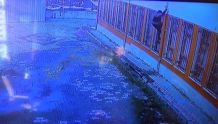 Okulda saklanan 3 çocuk, paraları alıp örümcek adam gibi kaçtı G3