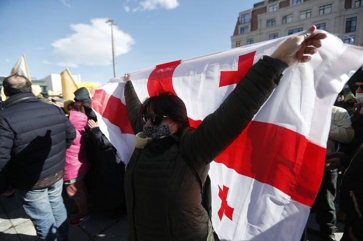 Gürcistan’da muhalefet sokağa indi G3