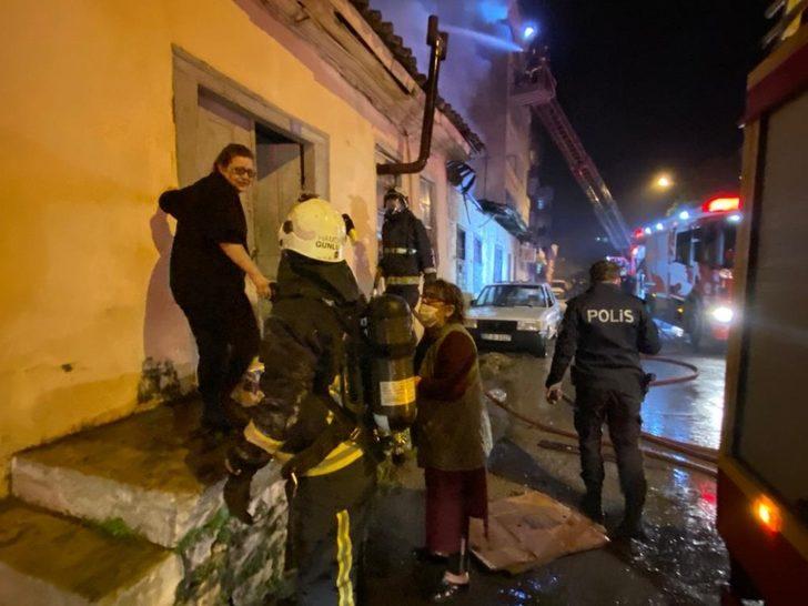 Çöp ev alev alev yandı, anne ve kızı gözyaşlarına boğuldu G3