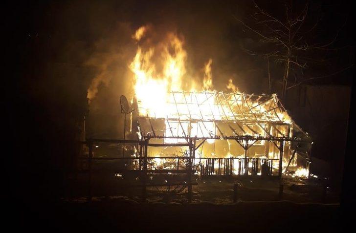 Tek katlı ev alev alev yandı G1