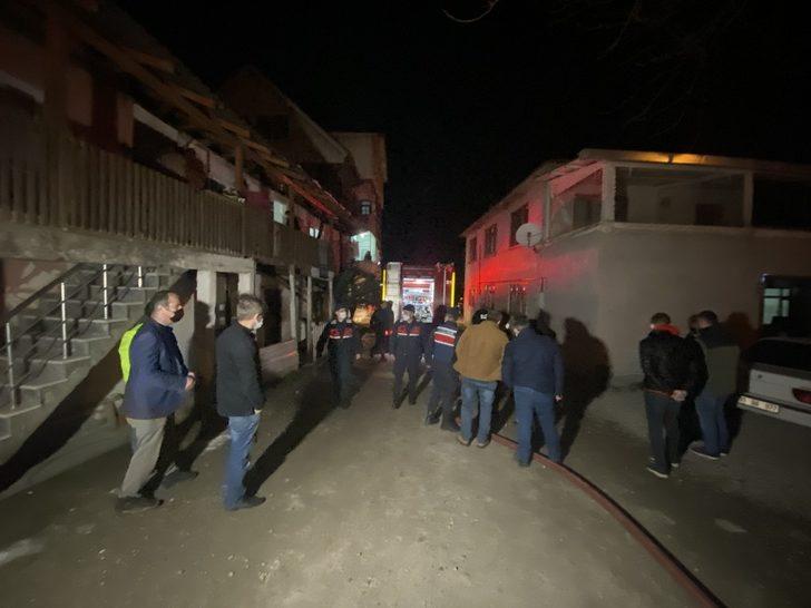 Tek katlı ev alev alev yandı G3