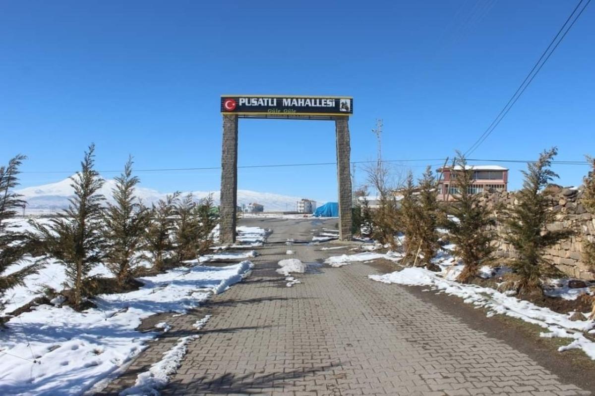 Devasa b&uuml;y&uuml;kl&uuml;kte blok s&uuml;tun taşlar g&ouml;renleri şaşkına &ccedil;eviriyor