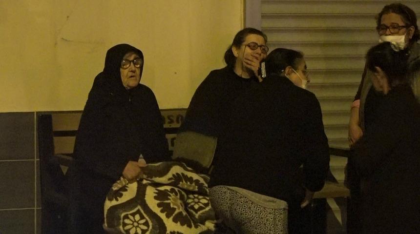 Antalya'da anne-kızın yaşadığı 'çöp' dolu ev, çıkan yangında küle döndü