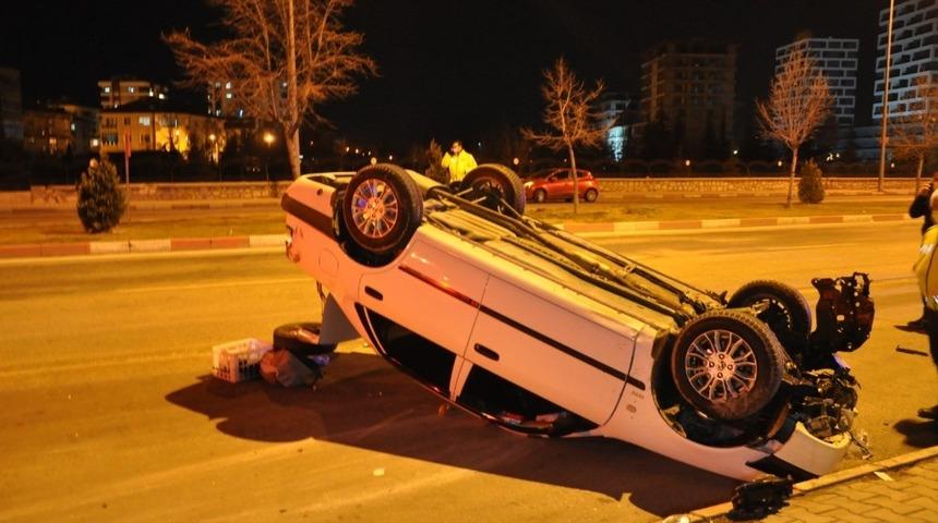 Köpeğe çarpmamak için direksiyonu kırınca takla attı