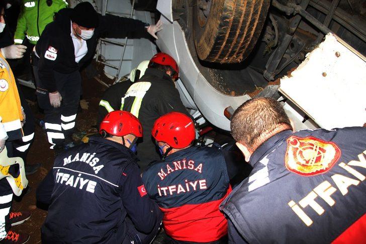 Arpa yüklü tır ters döndü: 2 ağır yaralı G5